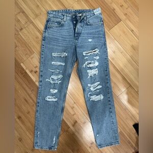 US Size 4
Ripped H&M Boyfriend Denim
Worn Once